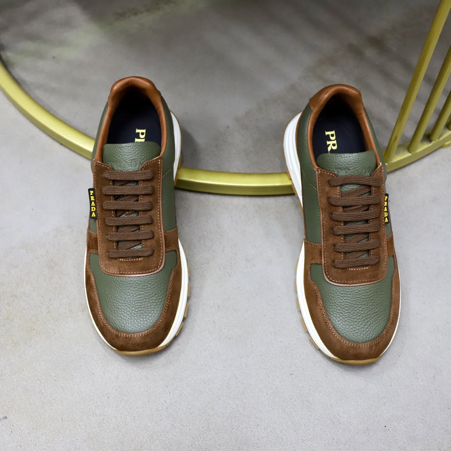 Factory price: 740💰Top original order Brand: PRADA (Prada) Standard code: Men's size 38/44 (45 can be customized) Grade: Same as the official website Material: Original cowhide stitching imported cowhide lining Original combination two-color wear-resistant soft outsole Style category: Leisure and sports version Young fashion European and American trend British style Color: Real picture color
